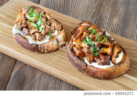 Sandwiches with fried chanterelles Sandwiches with fried chanterelles 68042271