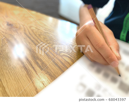 家庭作業的孩子 家庭作業的孩子 68043397