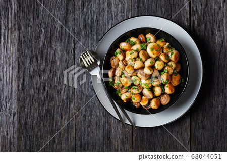Spanish garlic mushrooms, top view, copy space 68044051