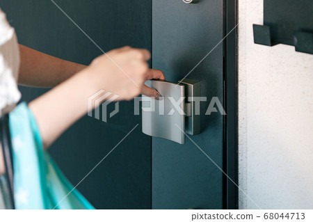 女人碰門把手 68044713