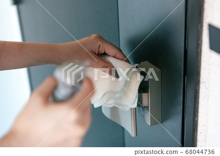 消毒門把手的女人 消毒門把手的女人 68044736