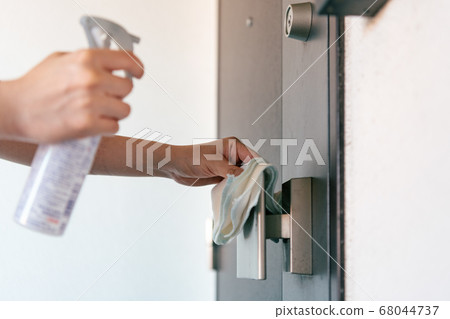 消毒門把手的女人 消毒門把手的女人 68044737