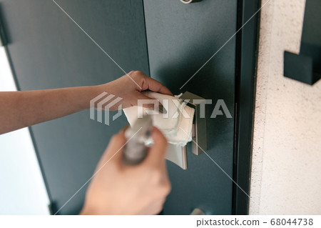 消毒門把手的女人 消毒門把手的女人 68044738