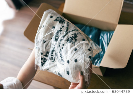 一個在網上買衣服的女人 一個在網上買衣服的女人 68044789