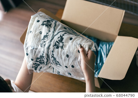 Clothes delivered by courier 68044790