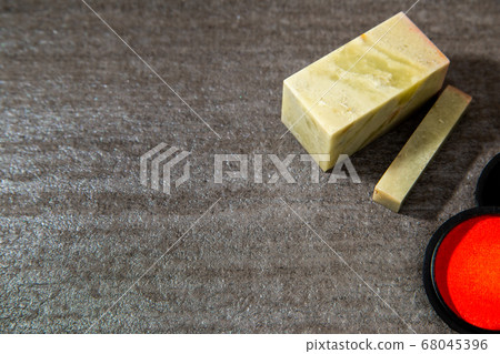 A stone carved seal with a sword. Stone carving and vermilion. A seal, seal, or signature to be stamped on a document. 68045396