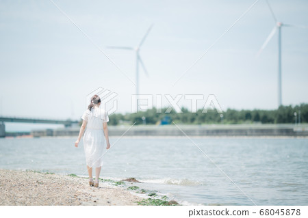 年輕女子在海邊散步 年輕女子在海邊散步 68045878