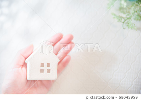 手中裹著的房子。房地產，家庭，家庭和生活的溫馨家庭形象。 68045959