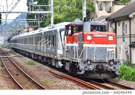 Yokosuka Line Kita-Kamakura-Ofuna JR Freight DE10-1666 + Odakyu 5000 Series 5053 formation 68046444