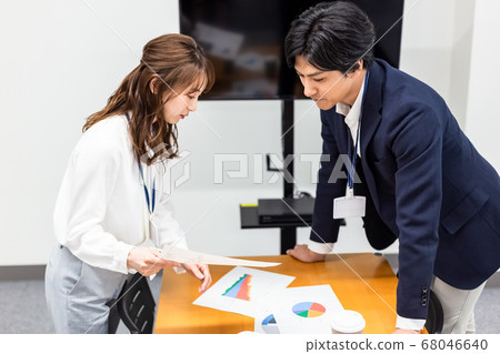 Business people meeting 68046640