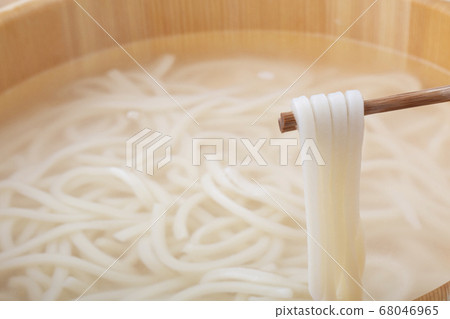 Udon noodle with fried noodles 68046965