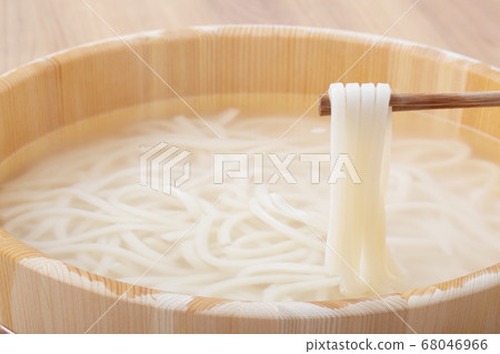 Udon noodle with fried noodles 68046966