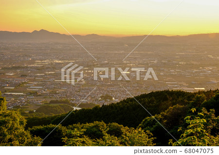 琉球山（奈良縣天理市）奈良盆地的夜景 68047075