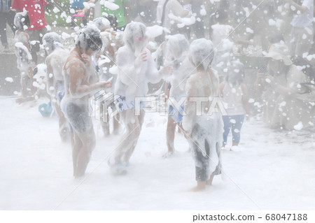 Children covered in bubbles 68047188