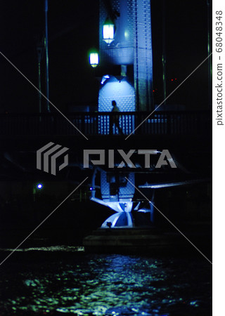 People passing through Kiyosu Bridge People passing through Kiyosu Bridge 68048348