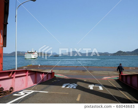 前往四國的渡輪離開了基伊港口(廣島縣大崎神島) 前往四國的渡輪離開了基伊港口(廣島縣大崎神島) 68048683
