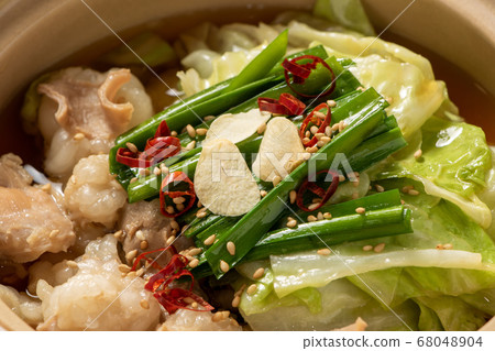 麻mo鍋放在一個小陶罐中。 麻mo鍋放在一個小陶罐中。 68048904