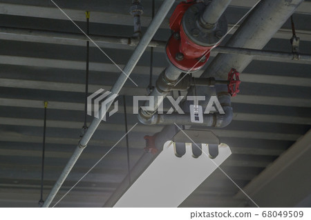 地下空間的熒光燈 地下空間的熒光燈 68049509