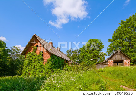 Abandoned rural house 68049539