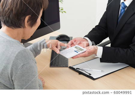 Businessman and senior women 68049991