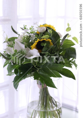 向日葵和彩色花束 向日葵和彩色花束 68050396