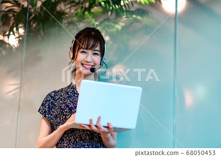接線員在辦公室聊天 接線員在辦公室聊天 68050453