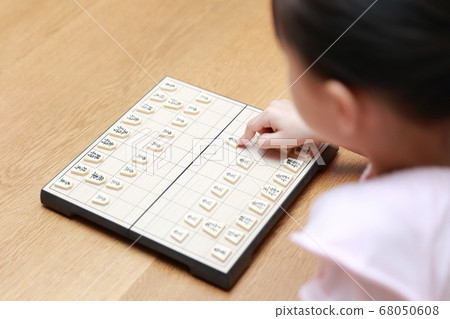 A girl playing shogi 68050608
