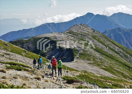 登山者沿著山脊線行走到中央阿爾卑斯山的卡拉奇達克 登山者沿著山脊線行走到中央阿爾卑斯山的卡拉奇達克 68050820