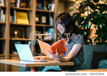 遠程辦公女人在辦公室聊天（休閒） 68050894