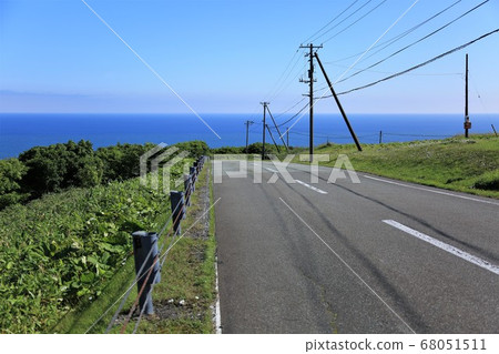 Slope leading to the sea 68051511