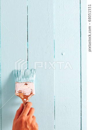 Hand painting blue color on wooden table. 68051551