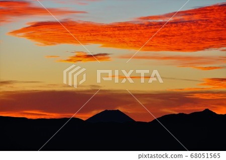 Mt. Fuji and Mt. Shiomi in the morning glow from the evacuation hut at Mt. Hibino Mt. Fuji and Mt. Shiomi in the morning glow from the evacuation hut at Mt. Hibino 68051565