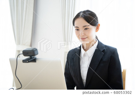 年輕女子在家裡在線面試 68053302