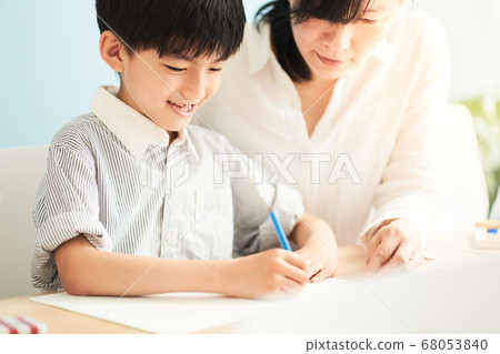 成年人看著男孩學習 68053840