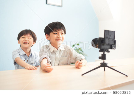 一個男孩向鏡頭微笑 68053855