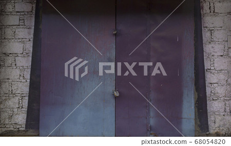 Textured wooden doors in purple 68054820