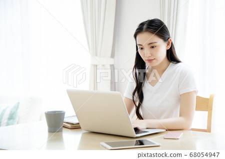 在家操作計算機的一個少婦的遠程辦公圖像 68054947