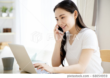 在家操作計算機的一個少婦的遠程辦公圖像 68054959