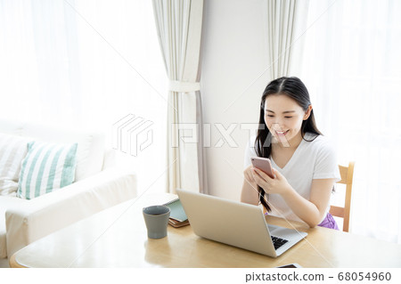 在家操作計算機的一個少婦的遠程辦公圖像 68054960