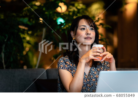 Teleworking woman chatting in the office (casual) Teleworking woman chatting in the office (casual) 68055849