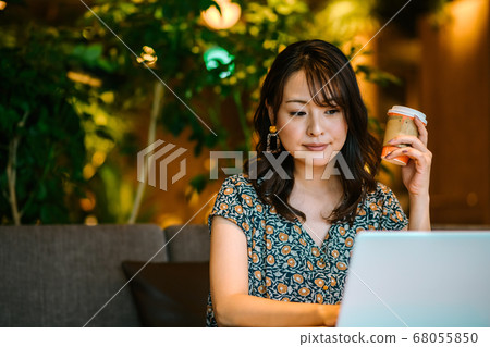 Teleworking woman chatting in the office (casual) 68055850