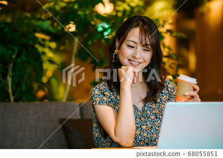 Teleworking woman chatting in the office (casual) Teleworking woman chatting in the office (casual) 68055851