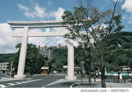 看著寺國神社鳥居門的構圖 68059025