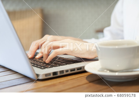 女人在咖啡館做筆記本電腦 68059178