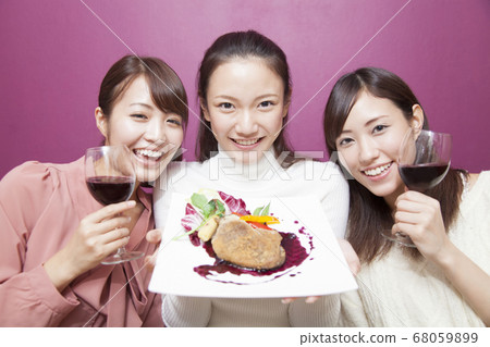 Woman having a Christmas party 68059899