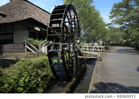 A walk around the tradition and culture, where the scenery of the watermill spreads from the waterfall of Harajiri 68060055