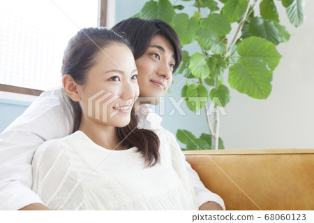 新婚夫婦在沙發上放鬆 68060123