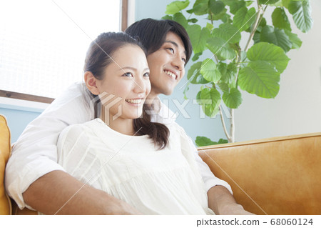 新婚夫婦在沙發上放鬆 68060124