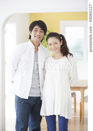 新婚夫婦面帶微笑 68060127