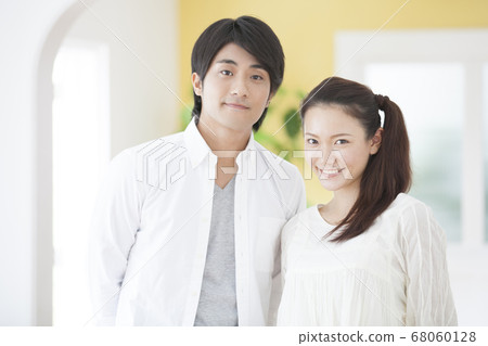 新婚夫婦面帶微笑 新婚夫婦面帶微笑 68060128